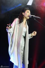 组图：2013微博之夜曲婉婷献唱新歌