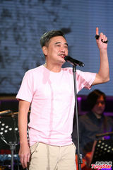 组图：陈升跨年开唱满20年 预告将唱到凌晨两点