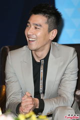 组图：赵薇宽松装扮携赵又廷亮相台湾