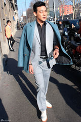 组图：陆毅出席米兰时装周 清新帅气秀长腿