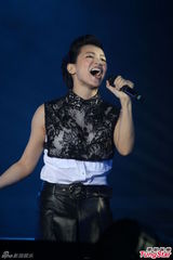 组图：萧敬腾上海开唱雨神未发威 被何韵诗调侃