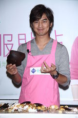 组图：陈柏霖七夕寄情工作 与粉丝提前单身庆生