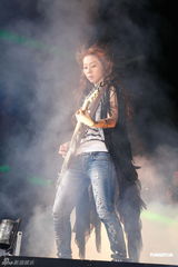 组图：陈綺贞小巨蛋开唱 脚踏车上场展独特摇滚风