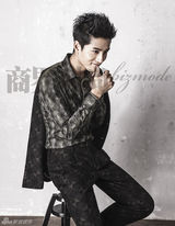 组图：张峻宁优雅绅士 青春王子化身商业精英