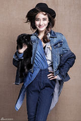 组图：王智手抱黑猫拍大片 巧搭牛仔个性魅力