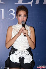 组图：A—Lin香港个唱劲歌热舞 抹胸裙秀身材