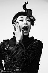 组图：黄绮珊新照全曝光 黑白大片演绎另类时尚