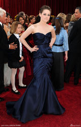 高清组图：克丽斯汀-斯图尔特秀长裙温柔妩媚