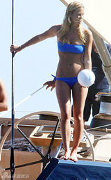 组图：莱昂纳多前女友海边度假 以色列超模秀酥胸