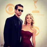 组图：《大爆炸》佩妮结婚 与新婚丈夫甜蜜满满