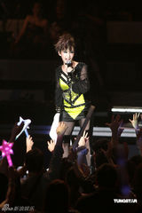 幻灯图：罗志祥开唱萧亚轩捧场 贴身热舞引高潮