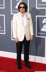 高清组图：格莱美红毯 约翰-梅尔亮相潮范儿足