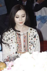 组图：范冰冰亮相慈善盛典 杨受成主动互换号码