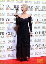 组图：67岁海伦米伦低胸蓝裙领取奥利弗奖