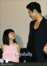 幻灯图：元彬新片《大叔》首映 为邻居少女挺身而出