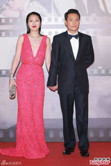 组图：杨千嬅牵手丁子高 超深V晚装胸前露胶纸