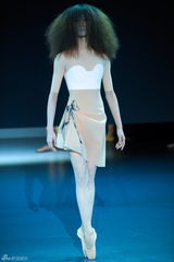 组图：荷兰芭蕾舞团时尚走秀 复古鬼魅感有趣