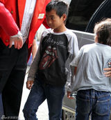 高清组图：朱莉携孩子军团现身 剧院看音乐剧