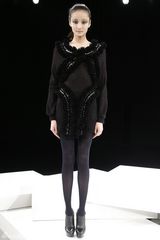 组图：19岁名模刘旭连登伦敦纽约国际时装周