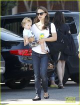 组图：娜塔莉波特曼抱子出行 小家伙金发萌人