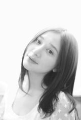 组图：熊乃瑾素颜黑白写真 清新淡雅展露真实自我