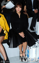 组图：韩团AfterSchool齐亮相首尔时装周看秀