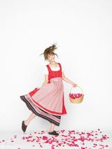 组图：佐佐木希玩变装秀 穿旗袍抱熊猫