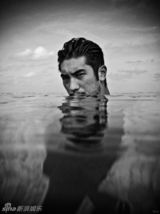 组图：高以翔湿身写真 半裸秀壮硕肌肉