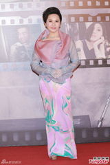 组图：上届影后叶德娴纱裙亮相红毯显仙气