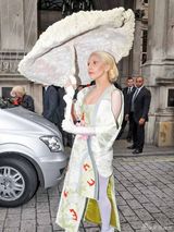 组图：Gaga挤乳沟扮日本艺妓 高举硕大贝壳伞