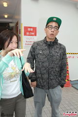 组图：应采儿剖腹诞男婴 谢天华等入院探望