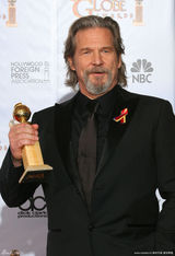 高清图：杰夫-布里吉斯获影帝 搂温斯莱特得意洋洋