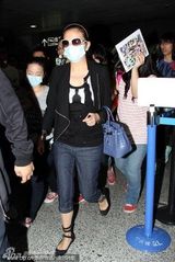 幻灯图集：赵薇产后尚显臃肿 独身飞沪任电影节评委