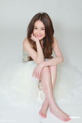 组图：温碧霞拍专辑封面 白色纱裙大秀性感美腿