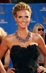 高清组图：艾美奖红毯 海蒂-克鲁姆光彩夺目