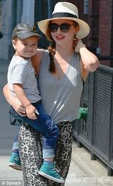 组图：米兰达抱爱子秀红唇 小帅哥萌爆对镜微笑