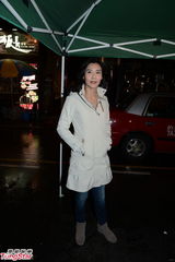 组图：叶玉卿冒雨拍贺岁片 欲加戏份增卖点