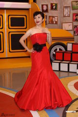 组图：陶晶莹独挑金钟主持大梁 削肩洋装小露性感