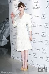 组图：崔江熙苏怡贤等亮相时装秀展熟女风范