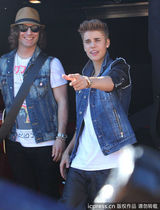 组图：比伯当街献唱谢歌迷 小天王自恋摸发