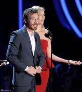 组图：MTV电影奖现场 法斯宾德熊抱塞隆