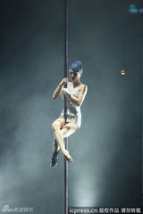 组图：蔡依林苦练钢管舞 高空双脱手搏命演出