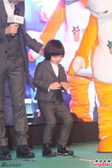 组图：林志颖父子亮相上海 kimi活泼不受控