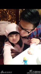 组图：李湘一家游港 Angela父女互吻晒亲情