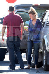 组图：保罗女友车祸后首现身 擦拭眼泪深陷悲伤