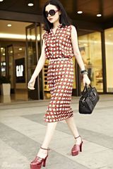 组图：小宋佳逛商场打扮浪漫 黑超遮面包不离手