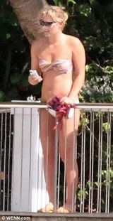 组图：老虎伍兹半裸与新女友海上出游