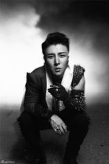 组图：曹轩宾新造型曝光 黑白色调预示突破新生