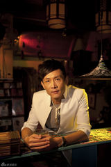 组图：张研和西装写真 展现儒雅魅力