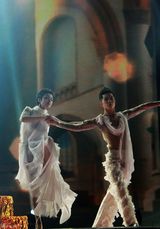 组图：黄曼亮相《舞林大会》被赞最完美身材